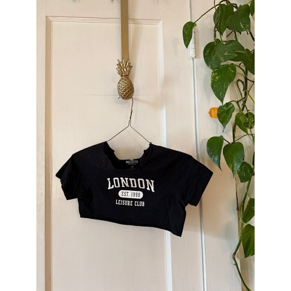 Hollister women’s size X – small London cropped shirt